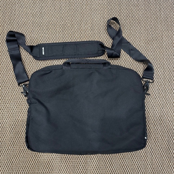 INCASE LAPTOP COMPUTER CROSSBODY BAG CASE WITH CARRYING STRAP - Picture 2 of 5